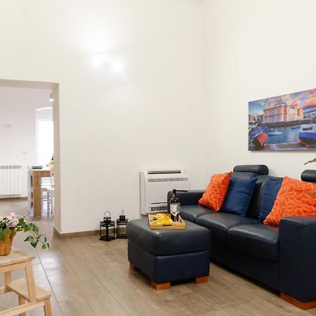 Modern Stone Apartment In The Heart Of 바리 외부 사진