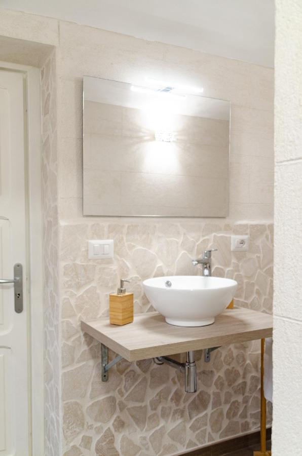 Modern Stone Apartment In The Heart Of 바리 외부 사진