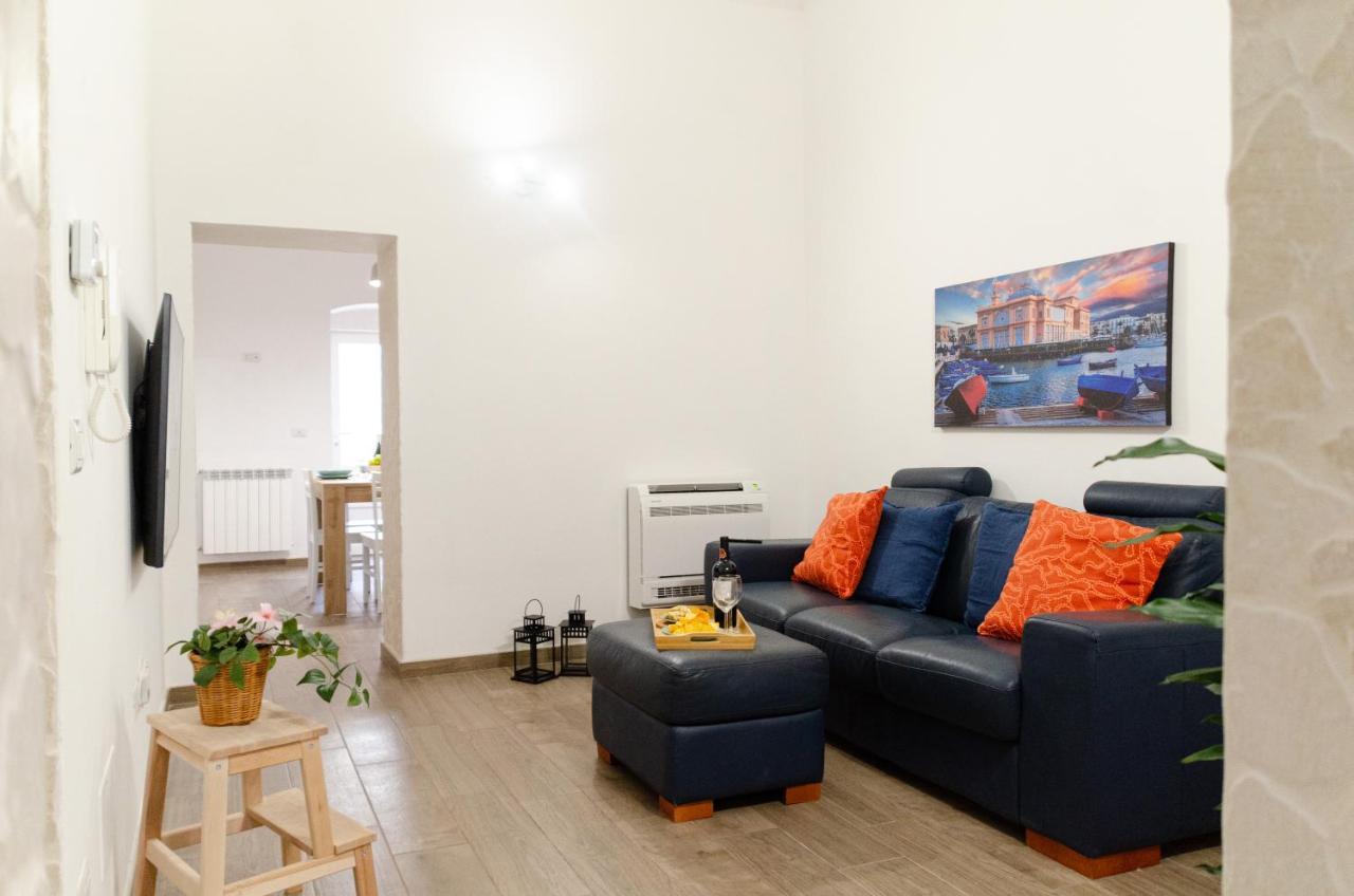 Modern Stone Apartment In The Heart Of 바리 외부 사진
