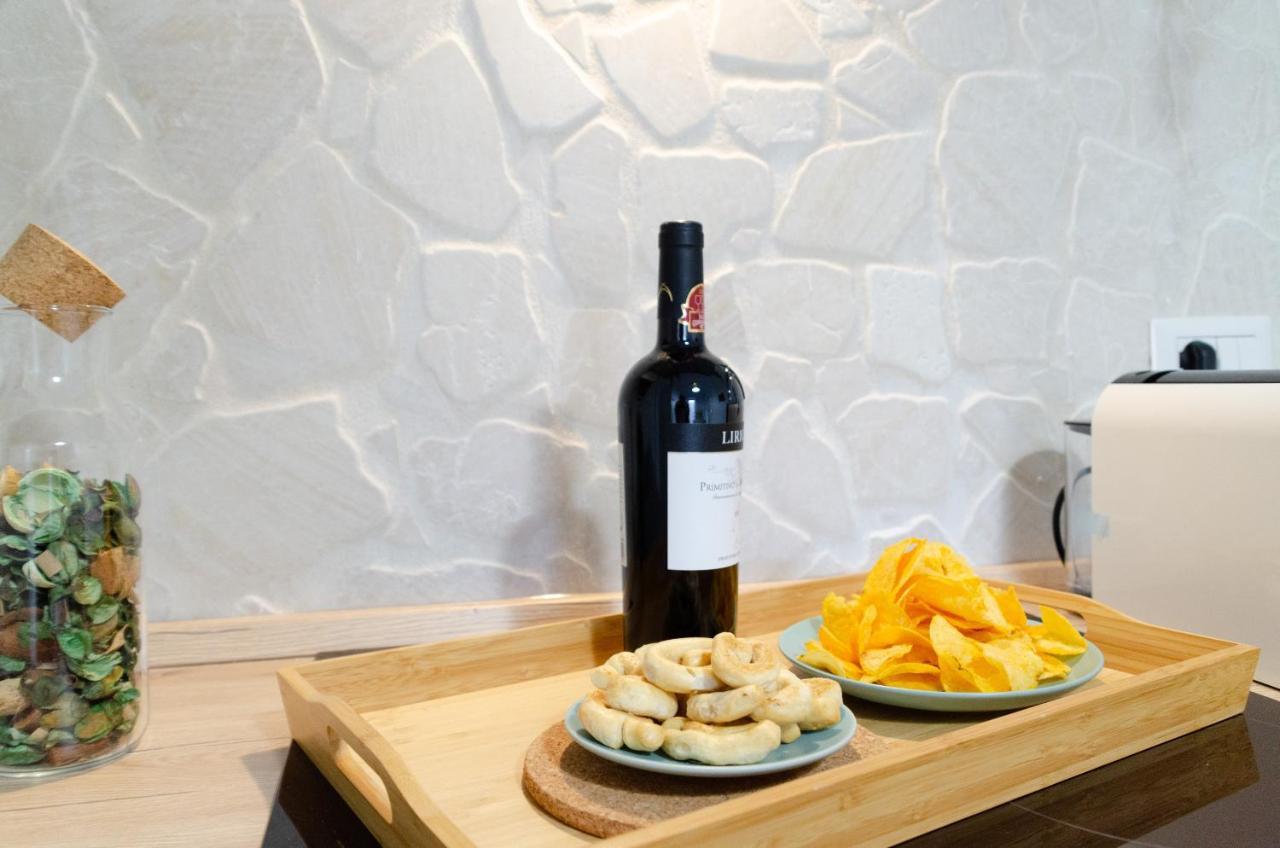 Modern Stone Apartment In The Heart Of 바리 외부 사진