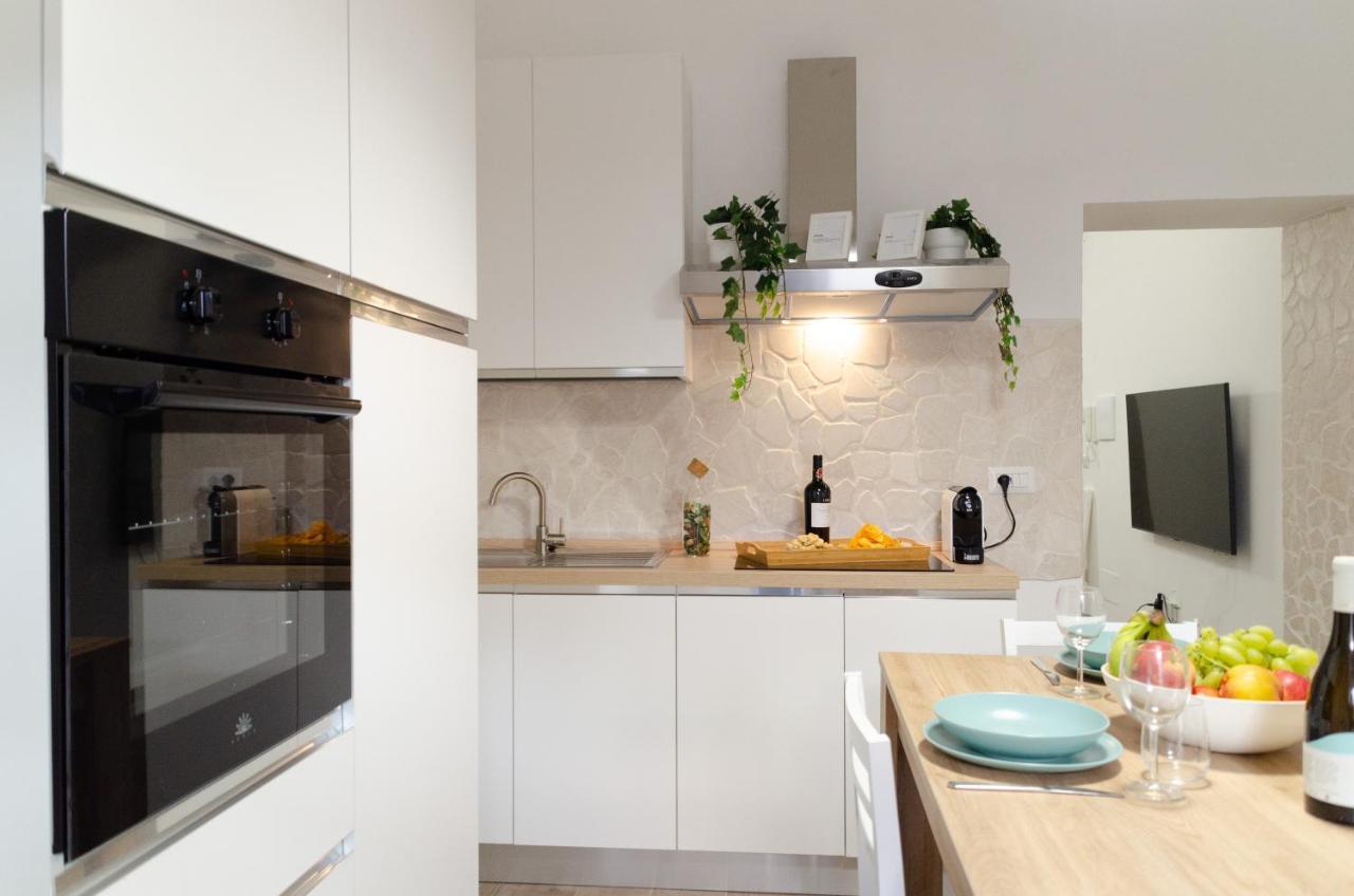 Modern Stone Apartment In The Heart Of 바리 외부 사진