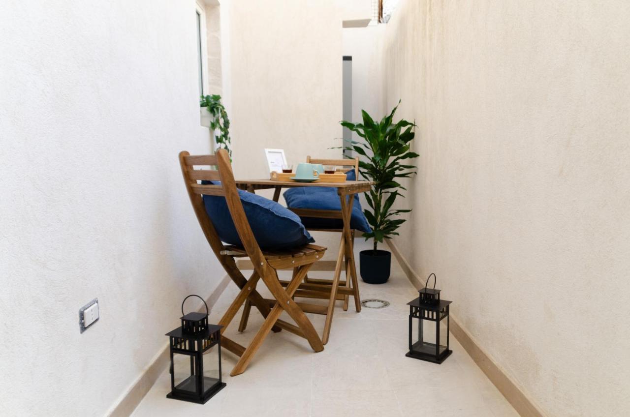 Modern Stone Apartment In The Heart Of 바리 외부 사진