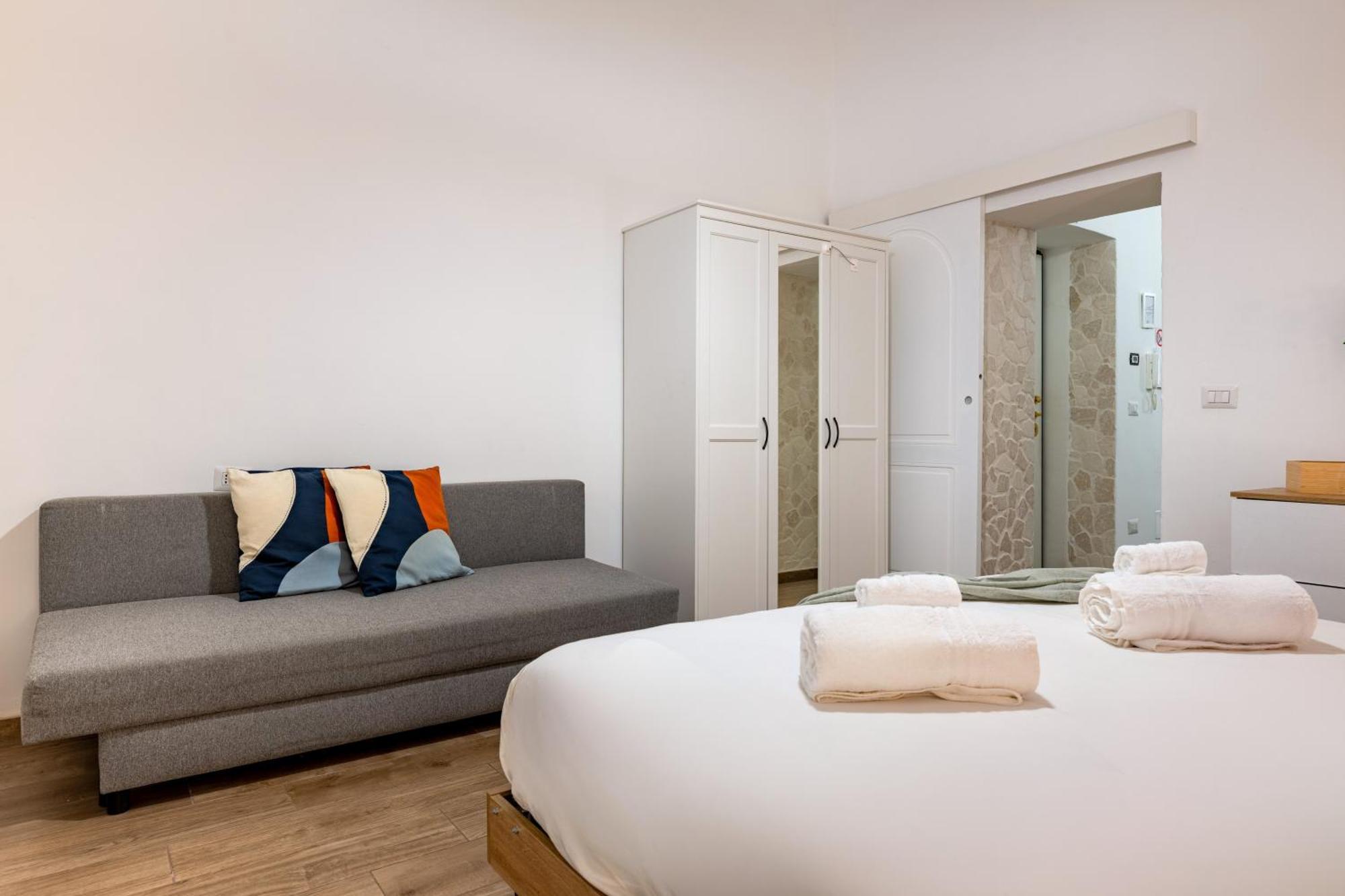 Modern Stone Apartment In The Heart Of 바리 외부 사진