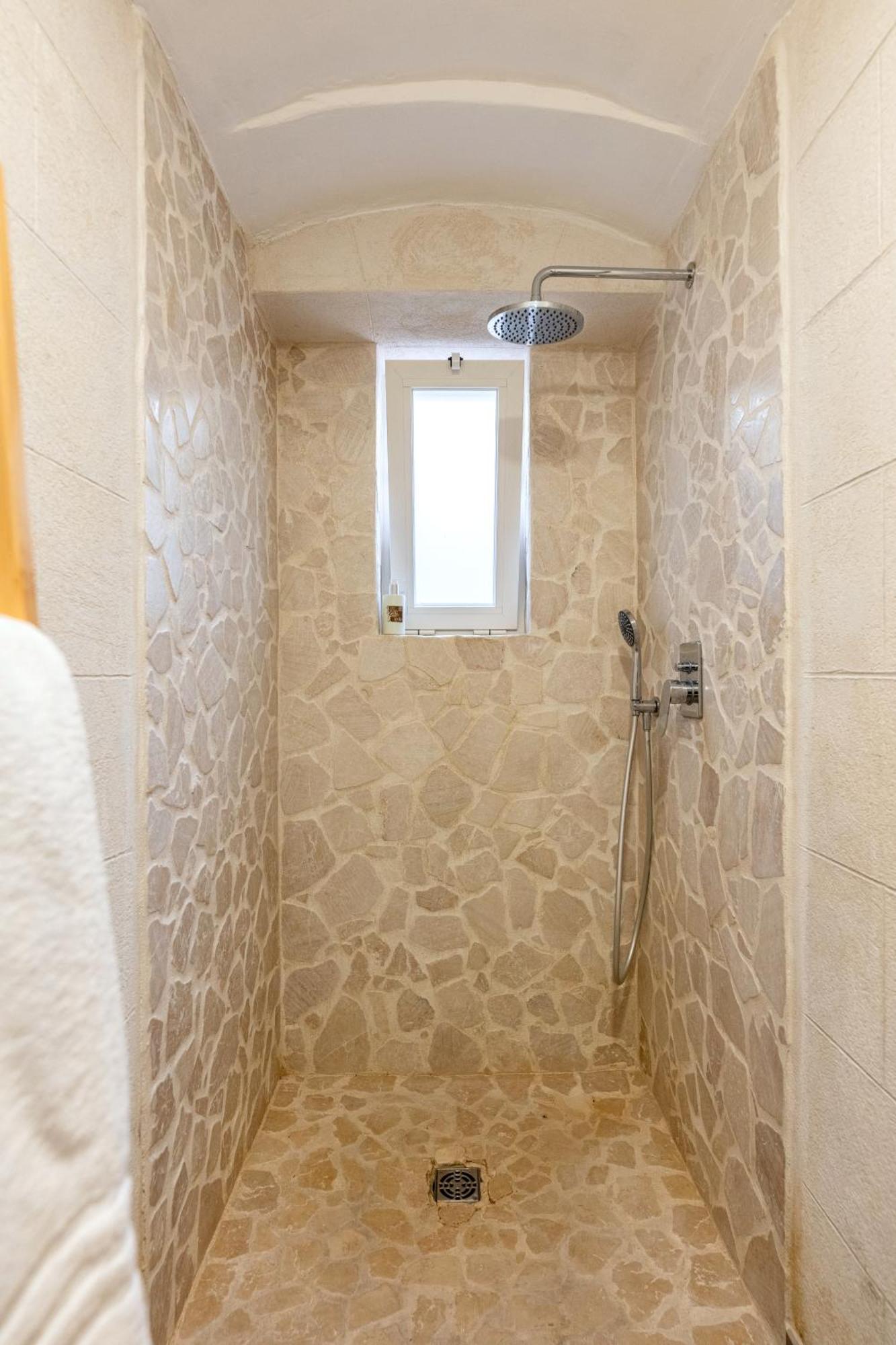 Modern Stone Apartment In The Heart Of 바리 외부 사진
