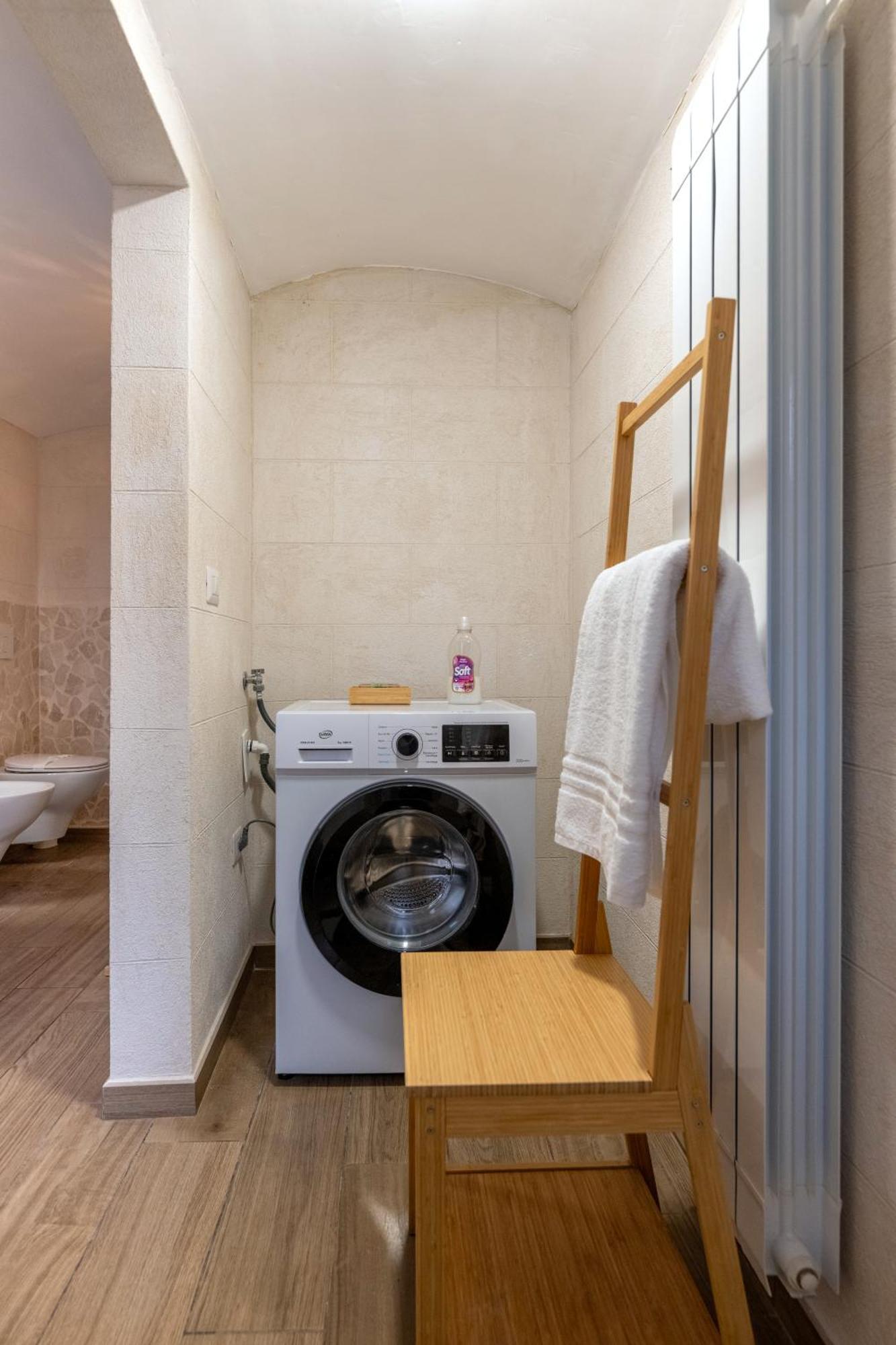 Modern Stone Apartment In The Heart Of 바리 외부 사진