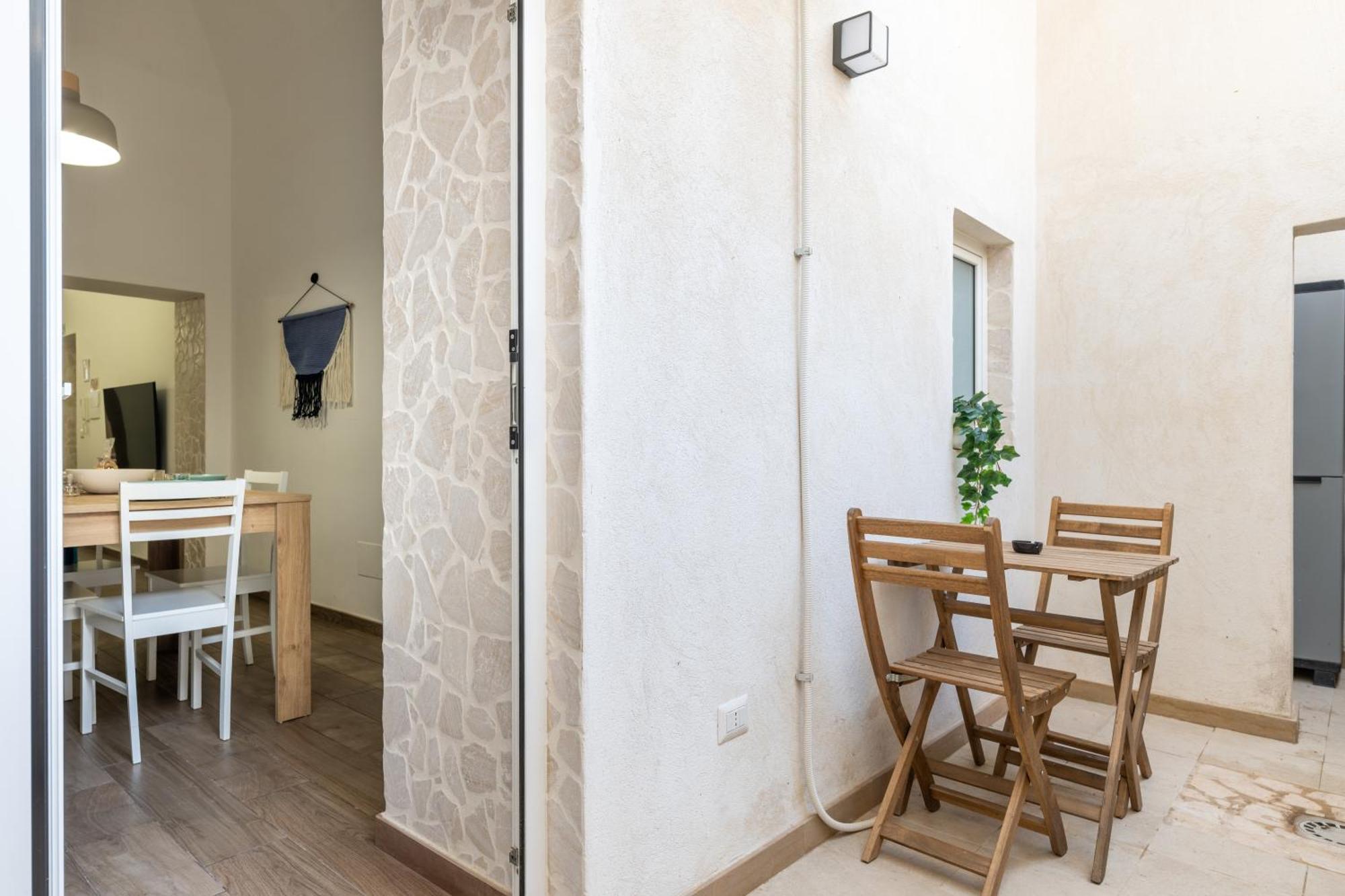 Modern Stone Apartment In The Heart Of 바리 외부 사진