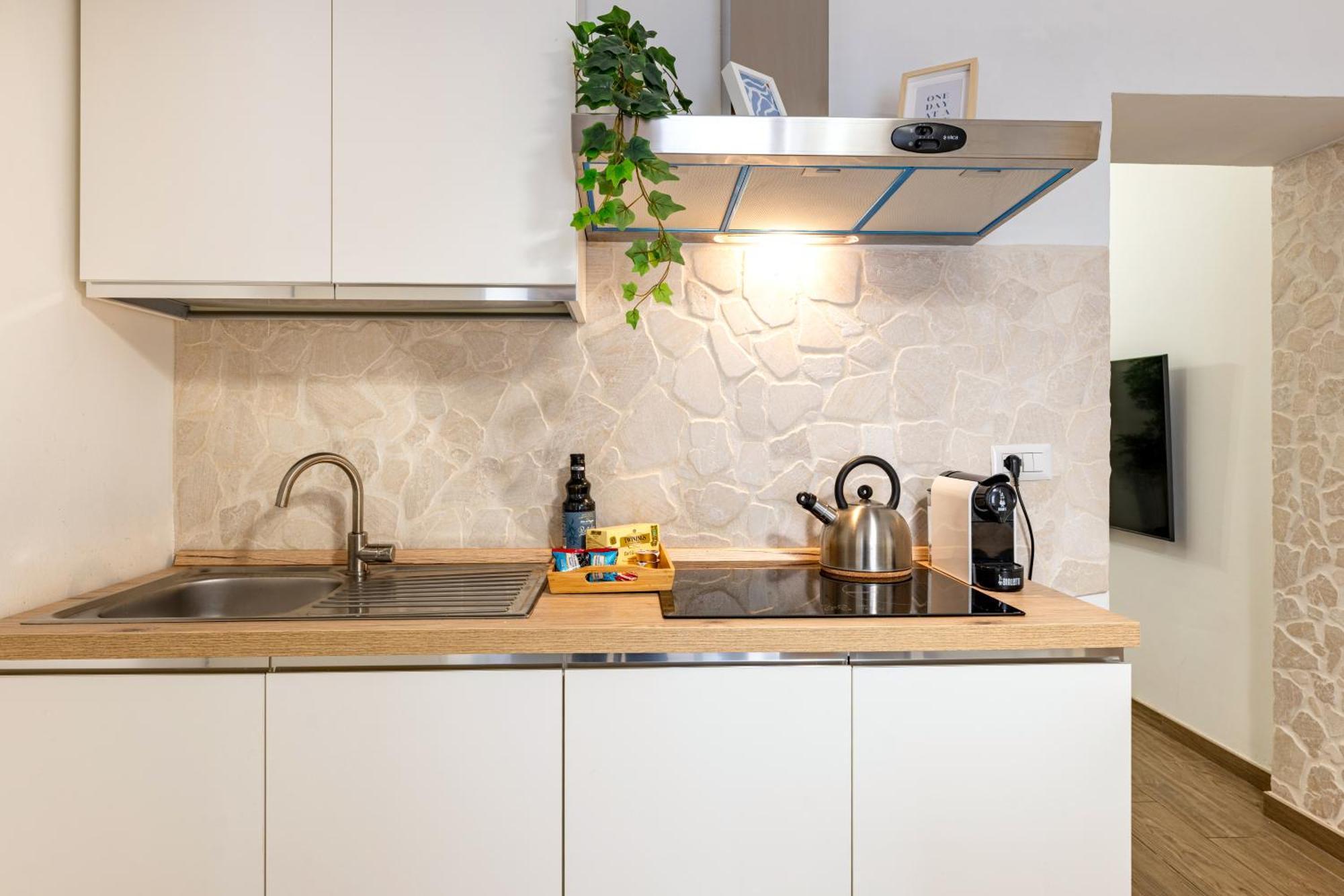 Modern Stone Apartment In The Heart Of 바리 외부 사진