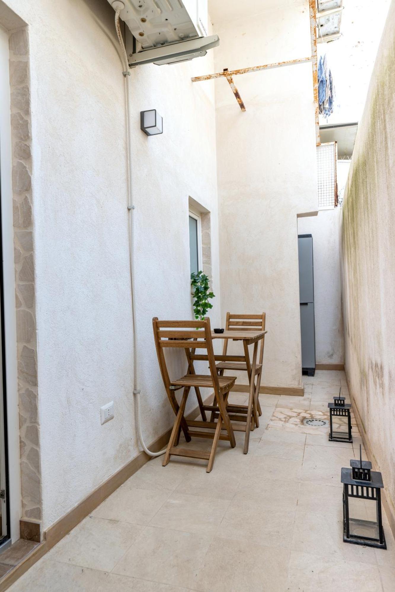 Modern Stone Apartment In The Heart Of 바리 외부 사진